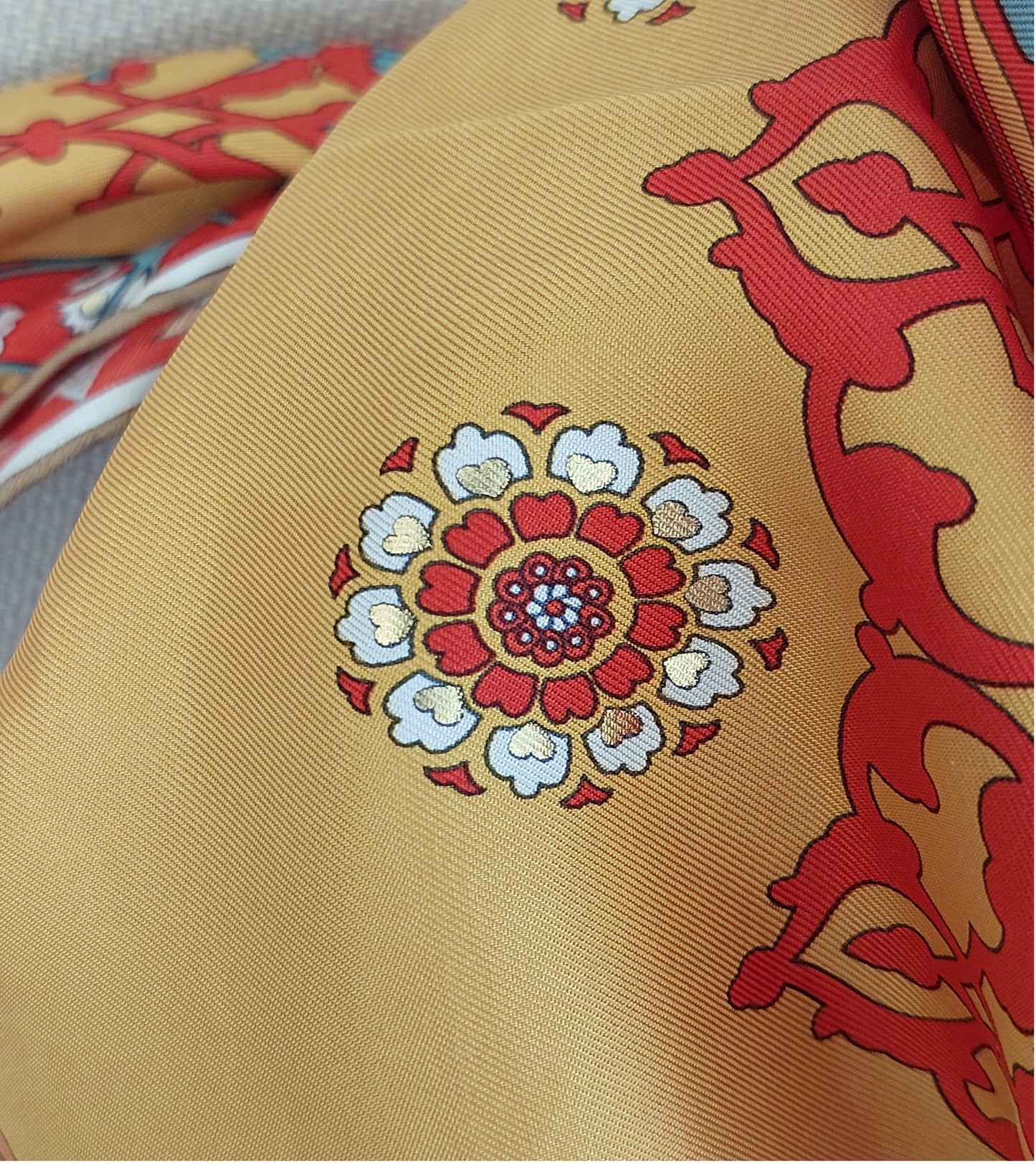 Pañuelo de Mujer Pre-loved Seda Vintage "Cuadrado de Palmas" en Colores Crema y Rojo Burdeos