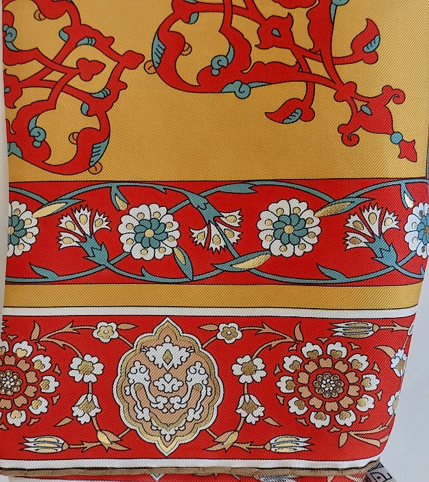 Pañuelo de Mujer Pre-loved Seda Vintage "Cuadrado de Palmas" en Colores Crema y Rojo Burdeos